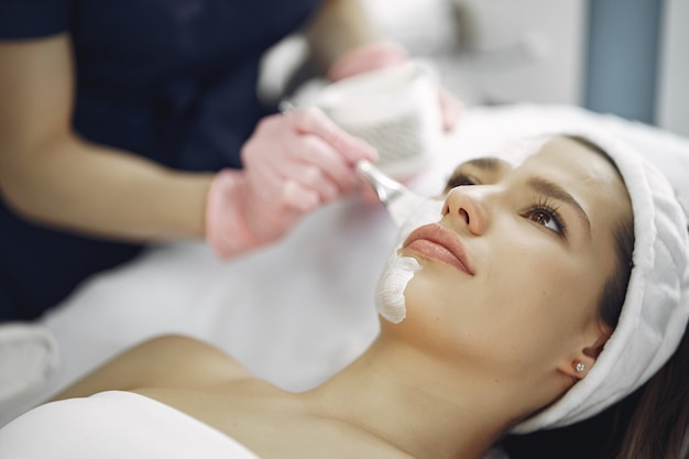 Mujer en estudio de cosmetología en procedimientos