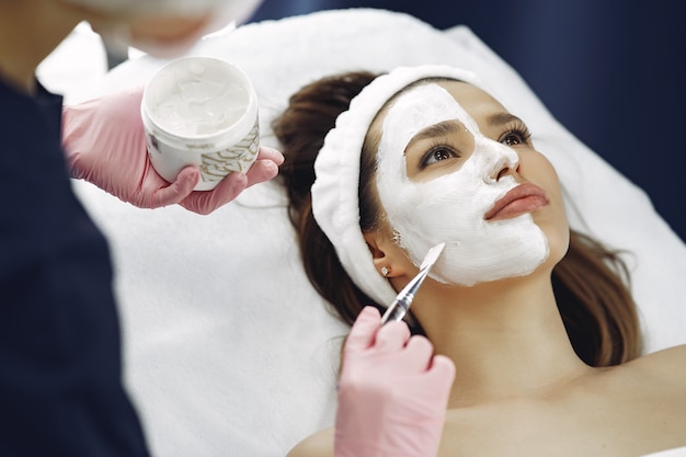 Mujer en estudio de cosmetología en procedimientos