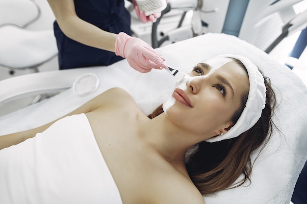 Mujer en estudio de cosmetología en procedimientos