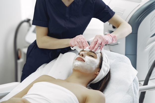 Mujer en estudio de cosmetología en procedimientos