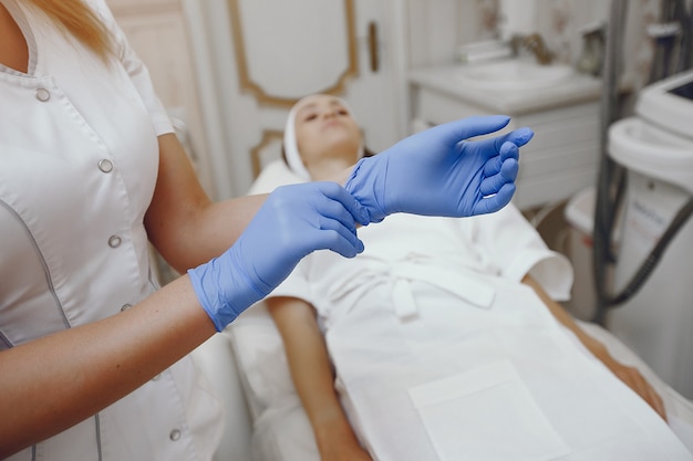 Mujer en estudio de cosmetología en procedimientos