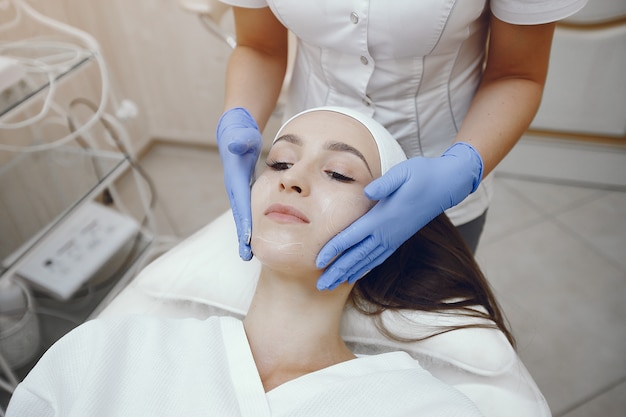 Mujer en estudio de cosmetología en procedimientos