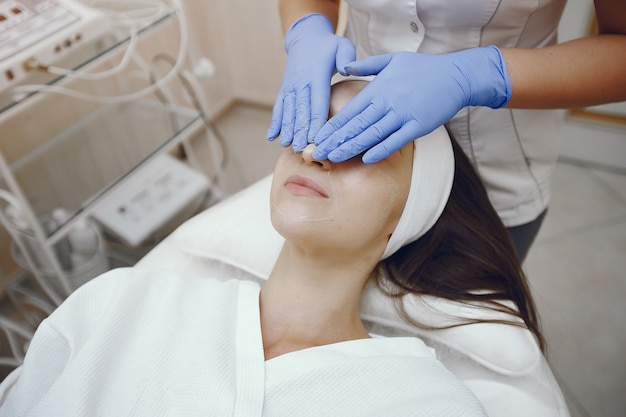 Mujer en estudio de cosmetología en procedimientos