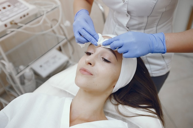 Mujer en estudio de cosmetología en procedimientos