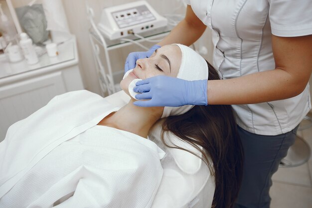 Mujer en estudio de cosmetología en procedimientos