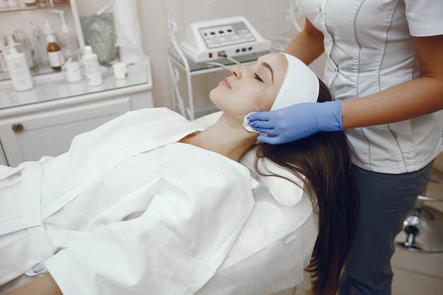 Mujer en estudio de cosmetología en procedimientos