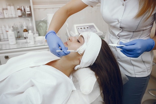 Mujer en estudio de cosmetología en procedimientos