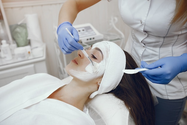 Mujer en estudio de cosmetología en procedimientos