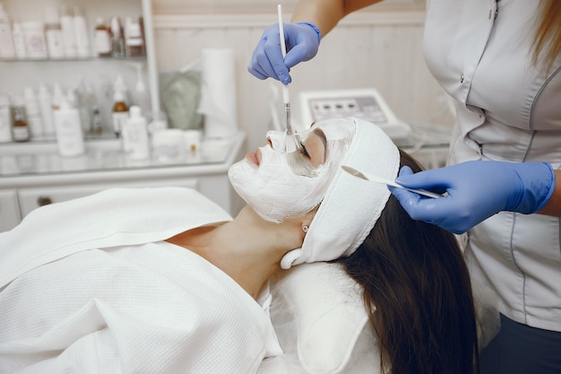 Mujer en estudio de cosmetología en procedimientos