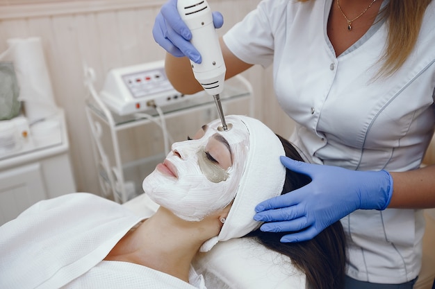 Mujer en estudio de cosmetología en procedimientos