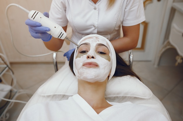 Mujer en estudio de cosmetología en procedimientos