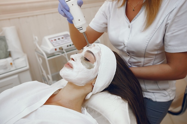 Mujer en estudio de cosmetología en procedimientos