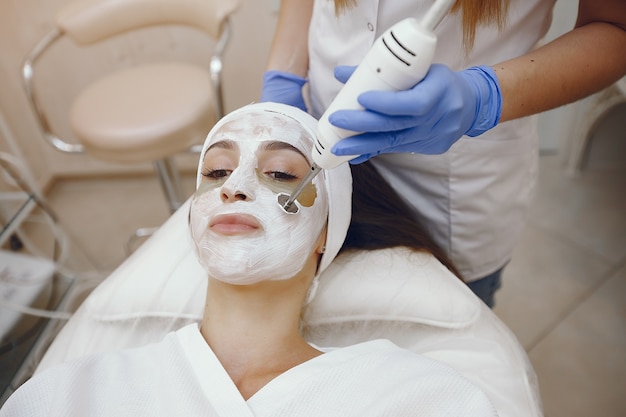 Mujer en estudio de cosmetología en procedimientos