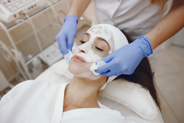 Mujer en estudio de cosmetología en procedimientos