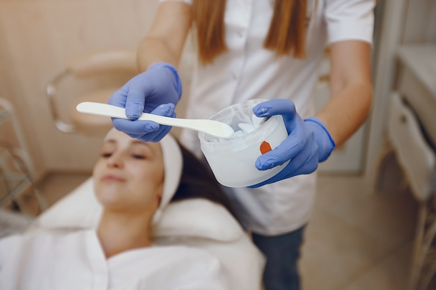 Mujer en estudio de cosmetología en procedimientos