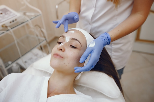 Mujer en estudio de cosmetología en procedimientos