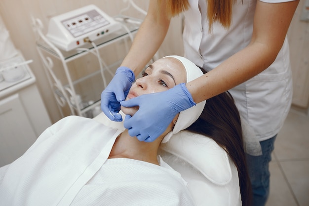 Mujer en estudio de cosmetología en procedimientos