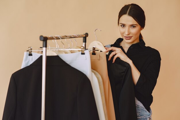 Mujer en un estudio con mucha ropa