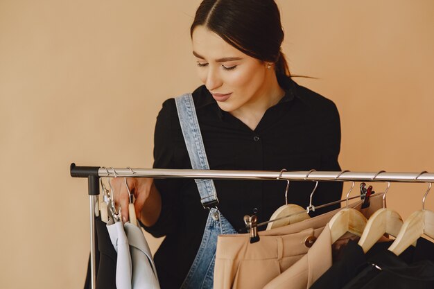 Mujer en un estudio con mucha ropa