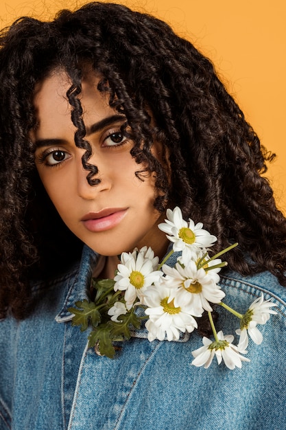 Mujer étnica atractiva con flores blancas.