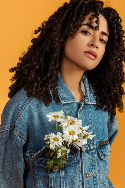 Mujer etnica con flores en chaqueta.