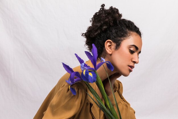 Mujer étnica con ramo de flores.