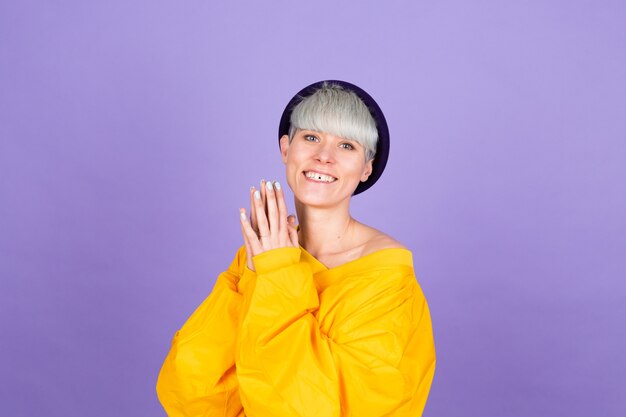 Mujer europea con estilo en la pared púrpura