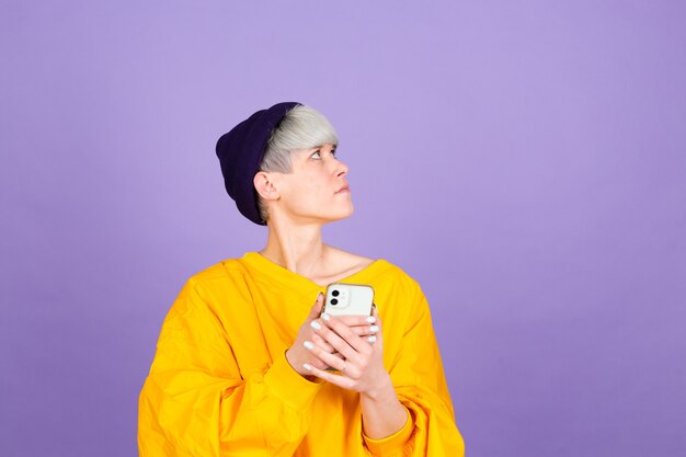 Mujer europea con estilo en la pared púrpura