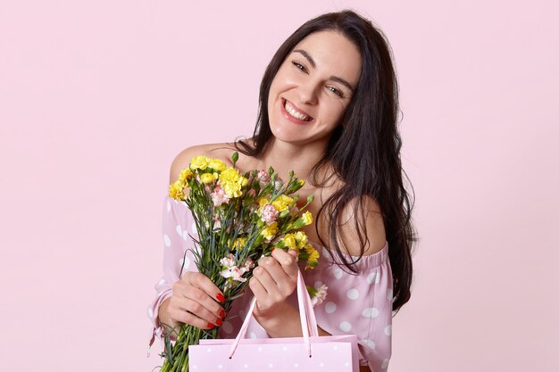 Mujer europea morena joven positiva con expresión feliz