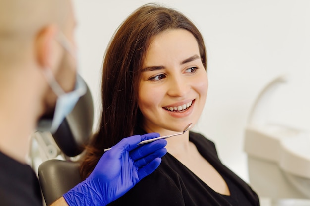 Mujer en el examen del dentista