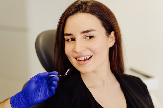 Mujer en el examen del dentista