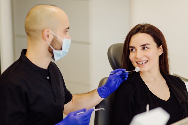 Mujer en el examen del dentista