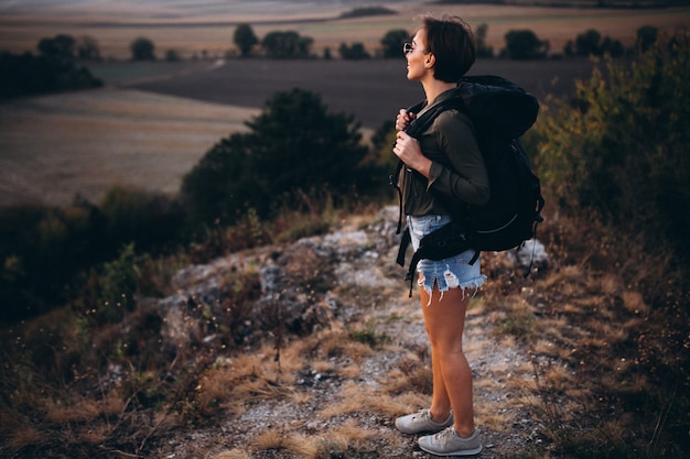 Foto gratuita mujer, excursión, en, el, montañas