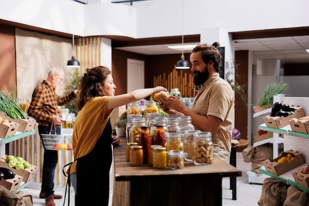 Foto gratuita mujer exhibiendo comida en local