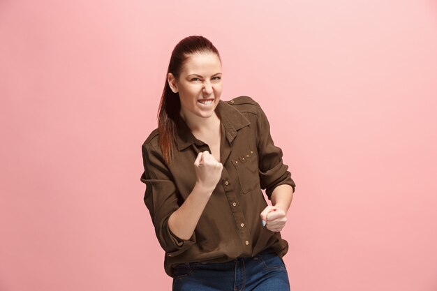 Mujer de éxito celebrando ser un ganador