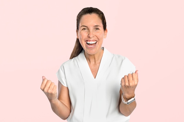 Mujer exitosa en un retrato de camisa blanca