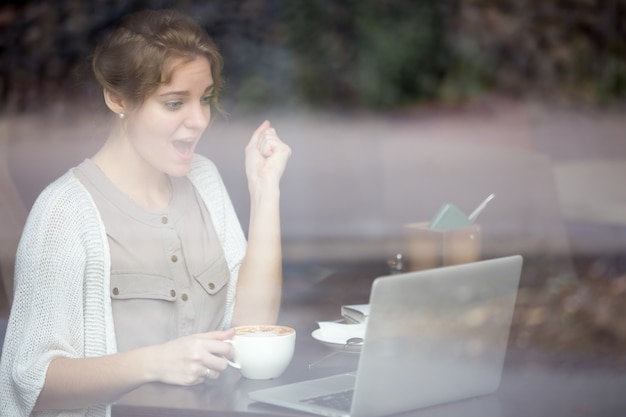 Foto gratuita mujer exitosa trabajando con su portátil