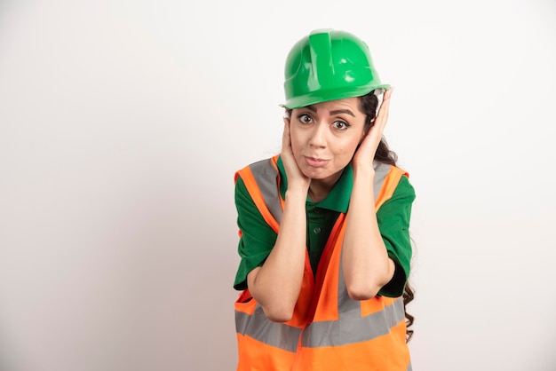 Mujer exitosa en uniforme con casco. Foto de alta calidad