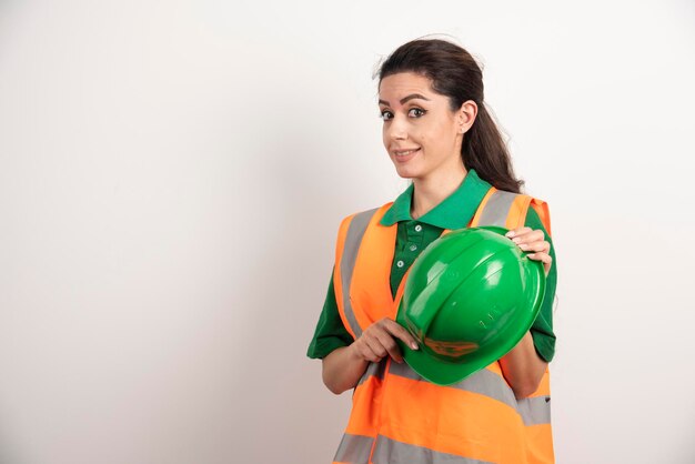 Mujer exitosa en uniforme con casco. Foto de alta calidad