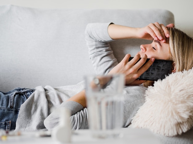 Mujer experimenta dolor de cabeza