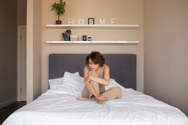 Mujer experimentando ansiedad en el hogar toma completa