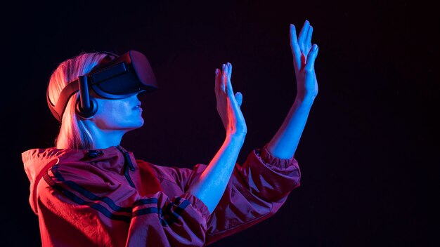 Mujer experimentando realidad virtual