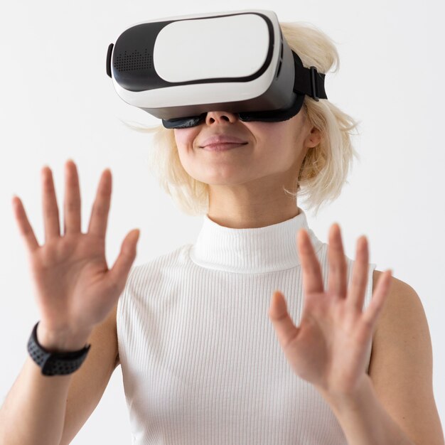 Mujer experimentando realidad virtual
