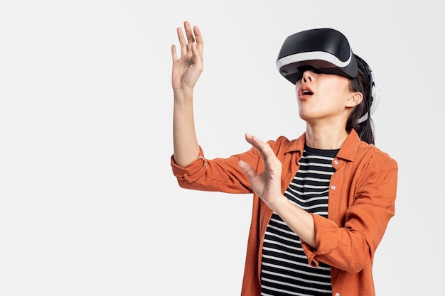 Mujer experimentando tecnología de entretenimiento VR