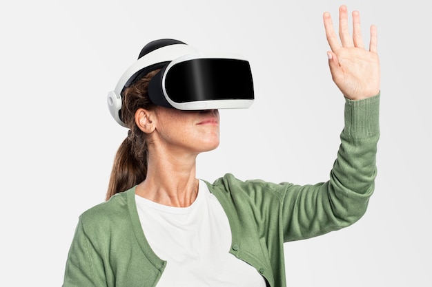 Foto gratuita mujer experimentando tecnología de entretenimiento vr