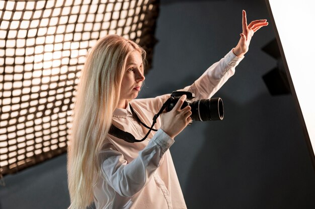 Mujer explicando el concepto de arte de foto de marco