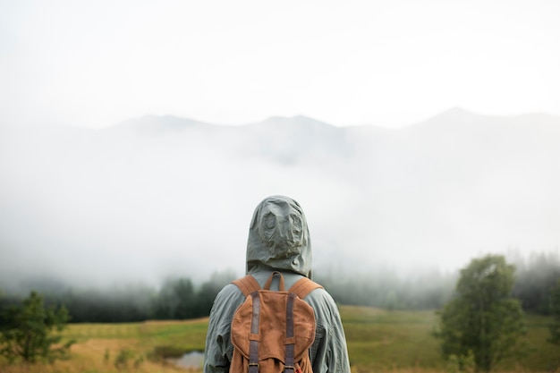 Mujer explorando hermosos alrededores rurales