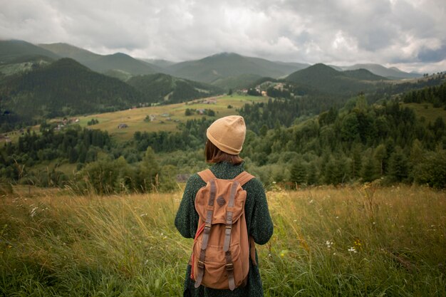 Mujer explorando hermosos alrededores rurales