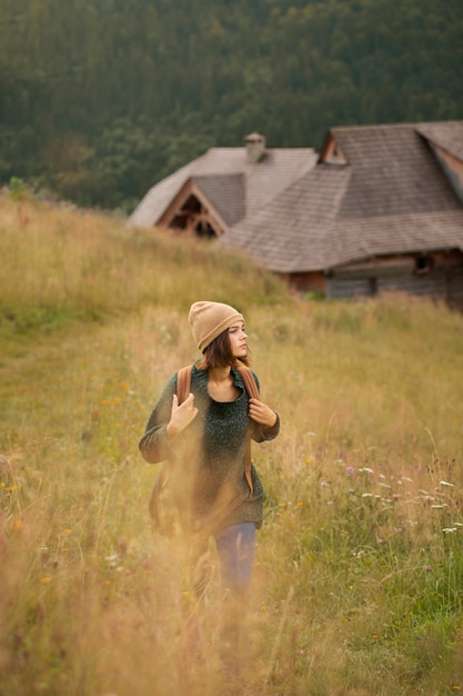 Foto gratuita mujer explorando hermosos alrededores rurales