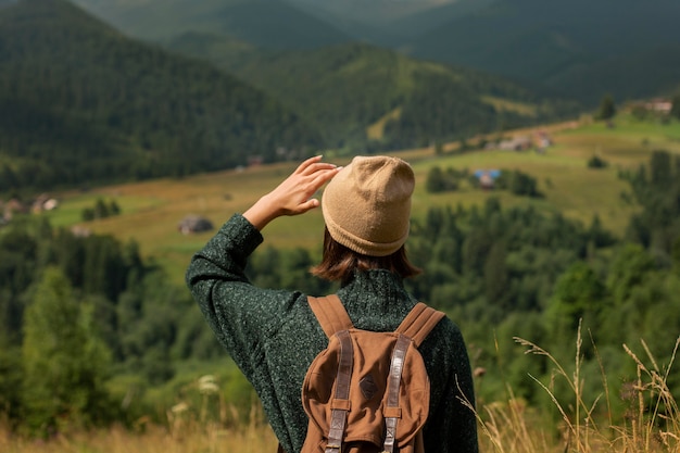 Mujer explorando hermosos alrededores rurales